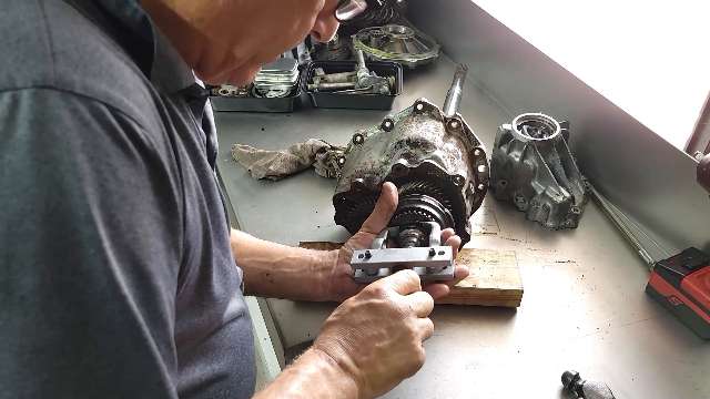 EP45 Part 2 - 1986 Porsche 944 Turbo Restoration - Transmission Geartrain Removal