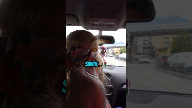 Sniffer du sapin de voiture en écoutant du #Lorie 🤣